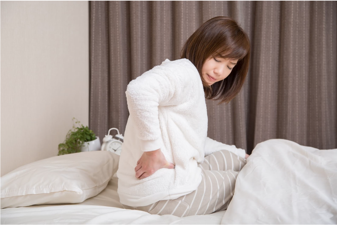 その腰痛、マットレスが原因かも?寝起きの痛みを解消する選び方を解説