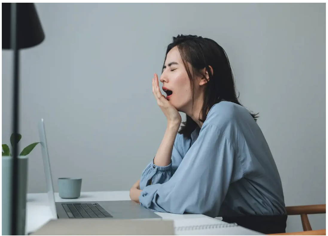 夏に睡眠不足になる原因と対策｜暑くて寝苦しい夜を快適に過ごす方法とは？