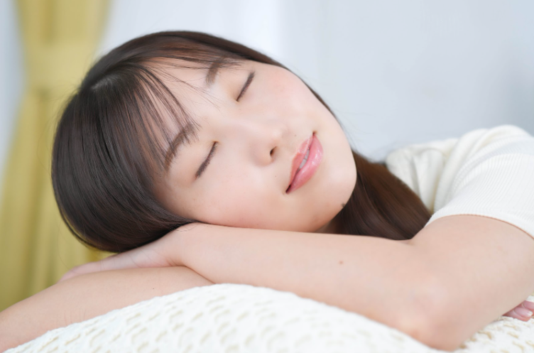 【快眠】うつぶせ寝に対応！おすすめ枕の選び方と首が痛くならない5つの秘訣