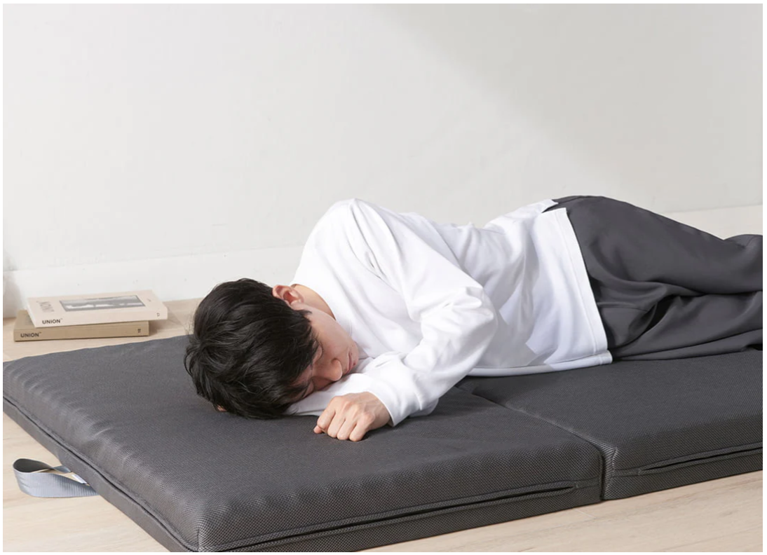 「便利で簡易的」なだけじゃない、本格的な寝心地が味わえるミネルヴァスリープの三つ折りマットレスの魅力