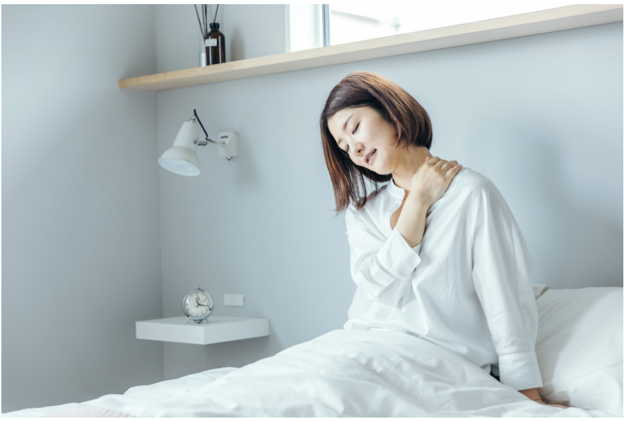 朝の「首が痛い」は枕の高さが原因！痛みを解消する最適解とは？