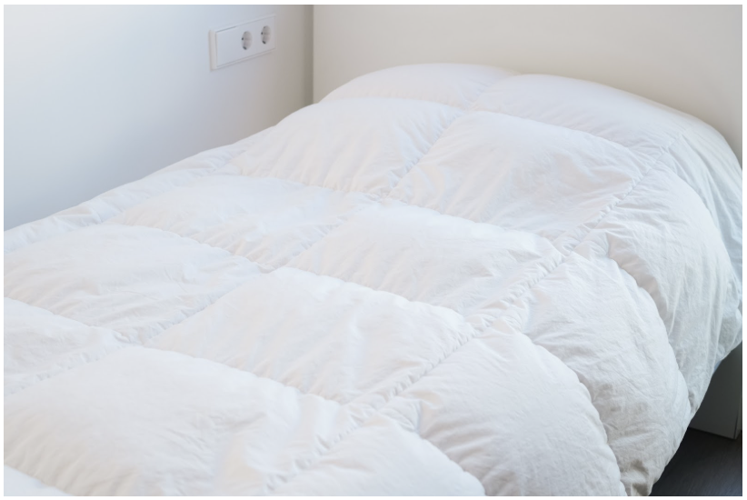 掛け布団素材の選び方で失敗しない！羽毛とポリエステルの違いを比較