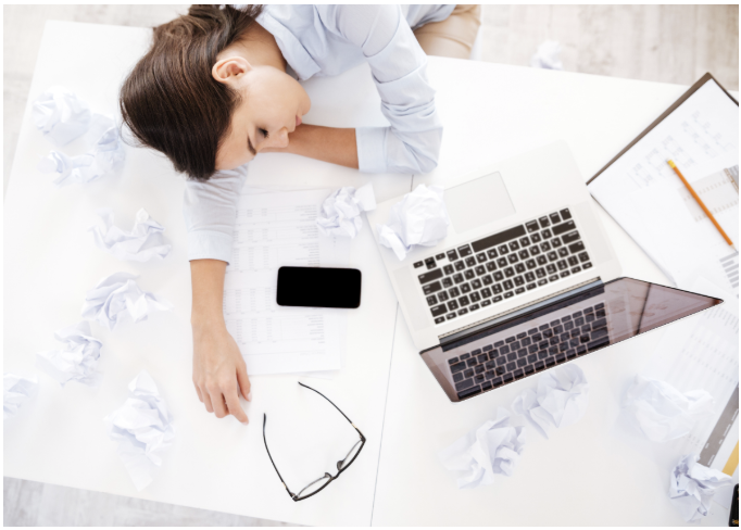 睡眠不足を昼寝で解消できる？パフォーマンスを取り戻す最適な時間やコツを解説