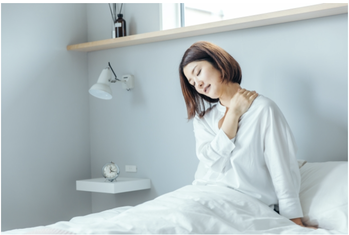 低反発枕で首が痛い！沈み込みが原因？合わない人の特徴と対策