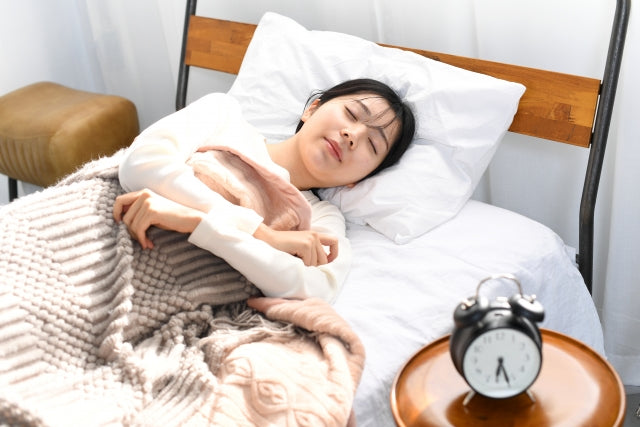 寝返りが少ないと寝ても疲れが取れない｜原因と今日からできる改善策