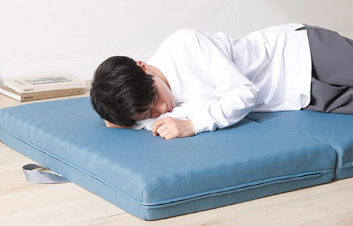 腰痛の人におすすめの三つ折りマットレスの使い方！メリットと注意点を徹底解説！